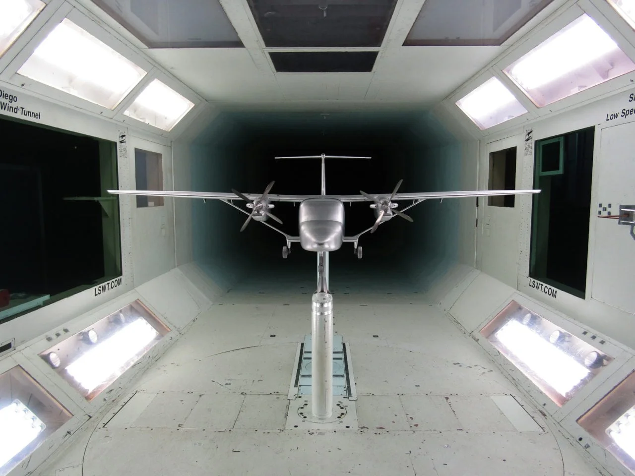 Maqueta de aeronave en túnel de viento